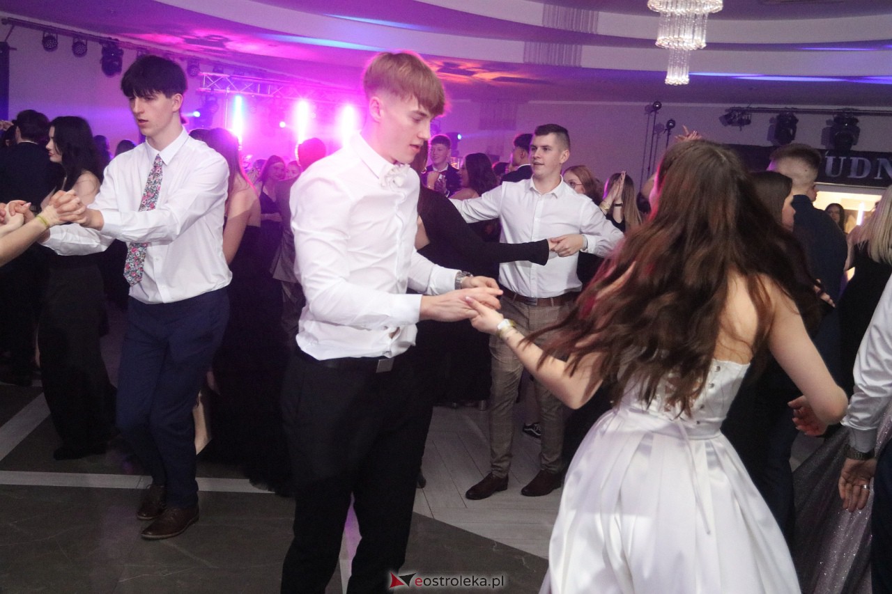 Studniówka II LO w Ostrołęce 2024 [10.02.2024] - zdjęcie #41 - eOstroleka.pl