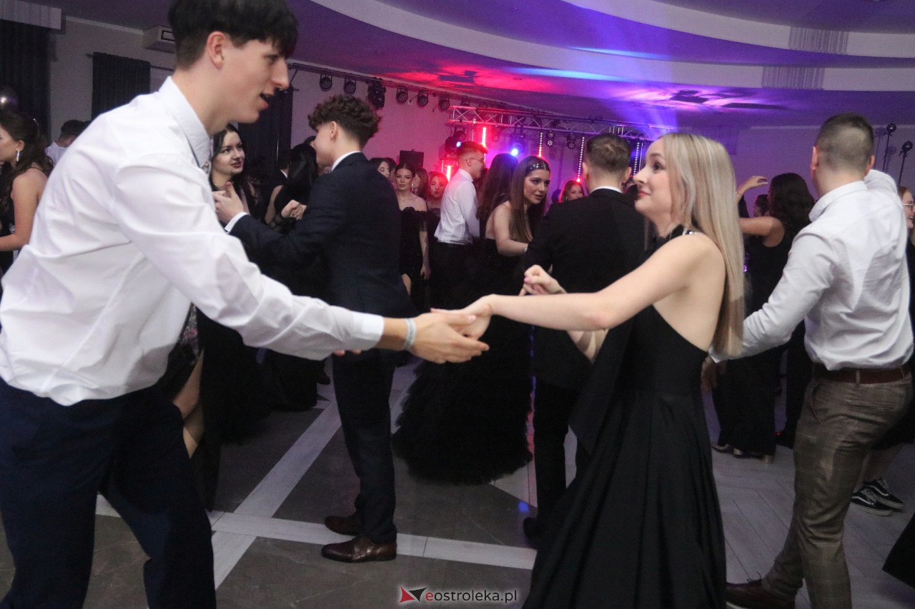 Studniówka II LO w Ostrołęce 2024 [10.02.2024] - zdjęcie #40 - eOstroleka.pl