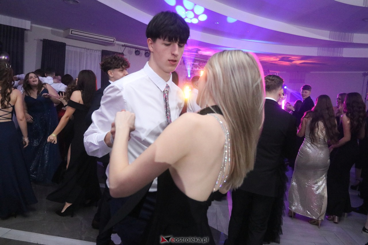 Studniówka II LO w Ostrołęce 2024 [10.02.2024] - zdjęcie #39 - eOstroleka.pl