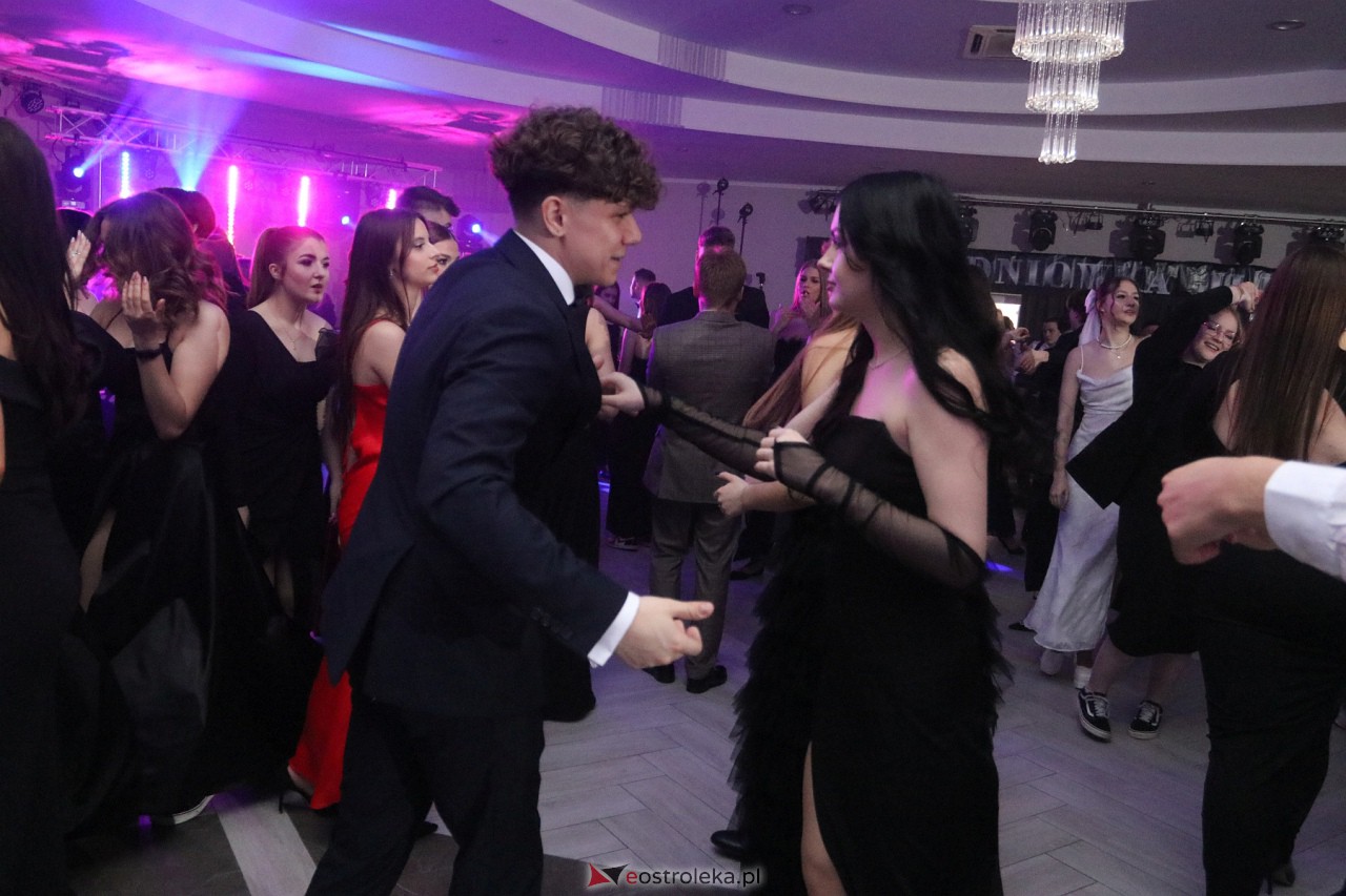 Studniówka II LO w Ostrołęce 2024 [10.02.2024] - zdjęcie #38 - eOstroleka.pl