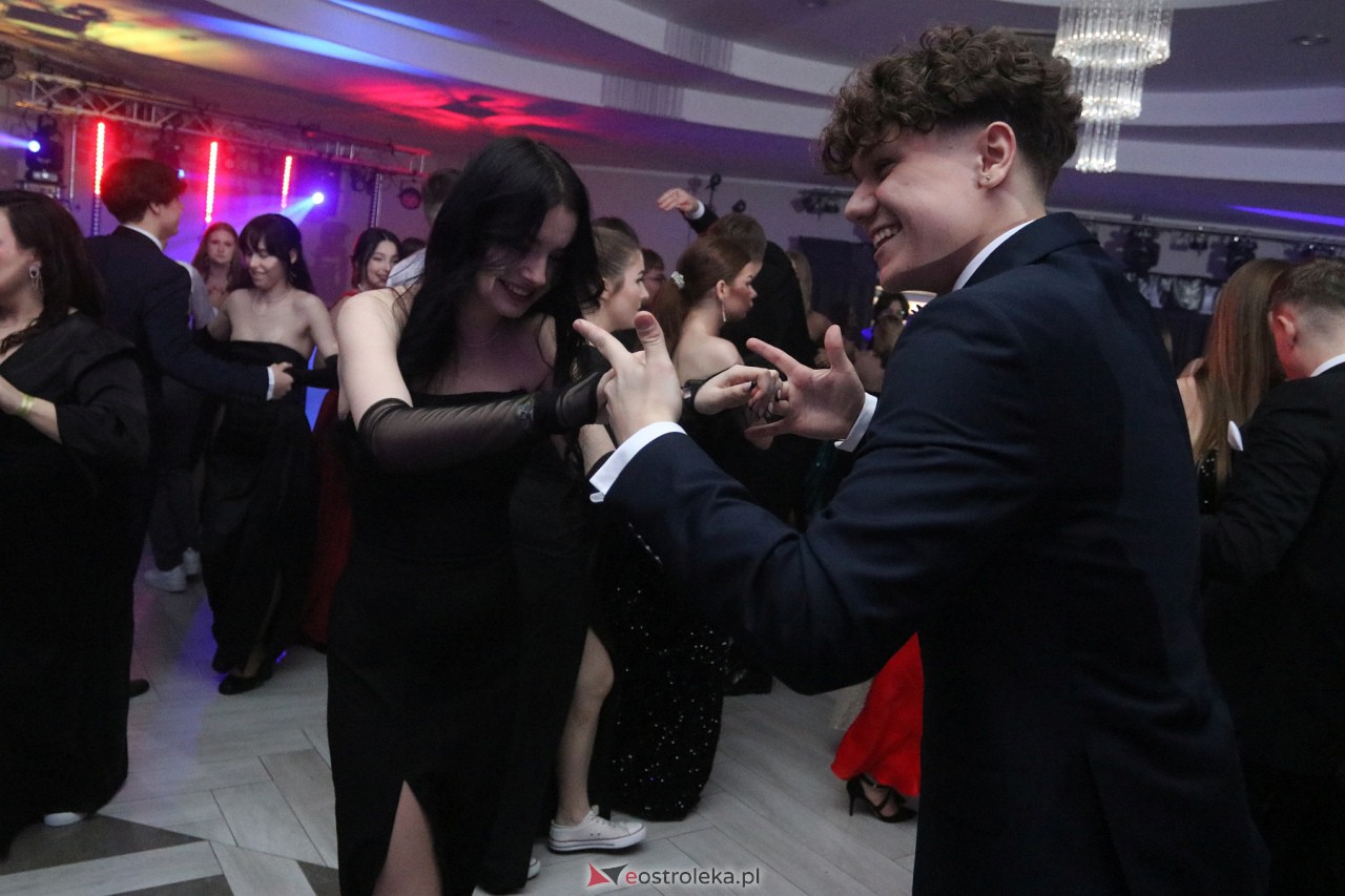 Studniówka II LO w Ostrołęce 2024 [10.02.2024] - zdjęcie #37 - eOstroleka.pl