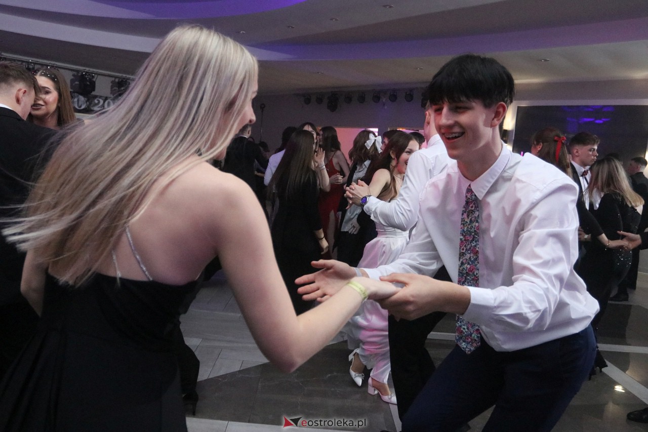Studniówka II LO w Ostrołęce 2024 [10.02.2024] - zdjęcie #36 - eOstroleka.pl