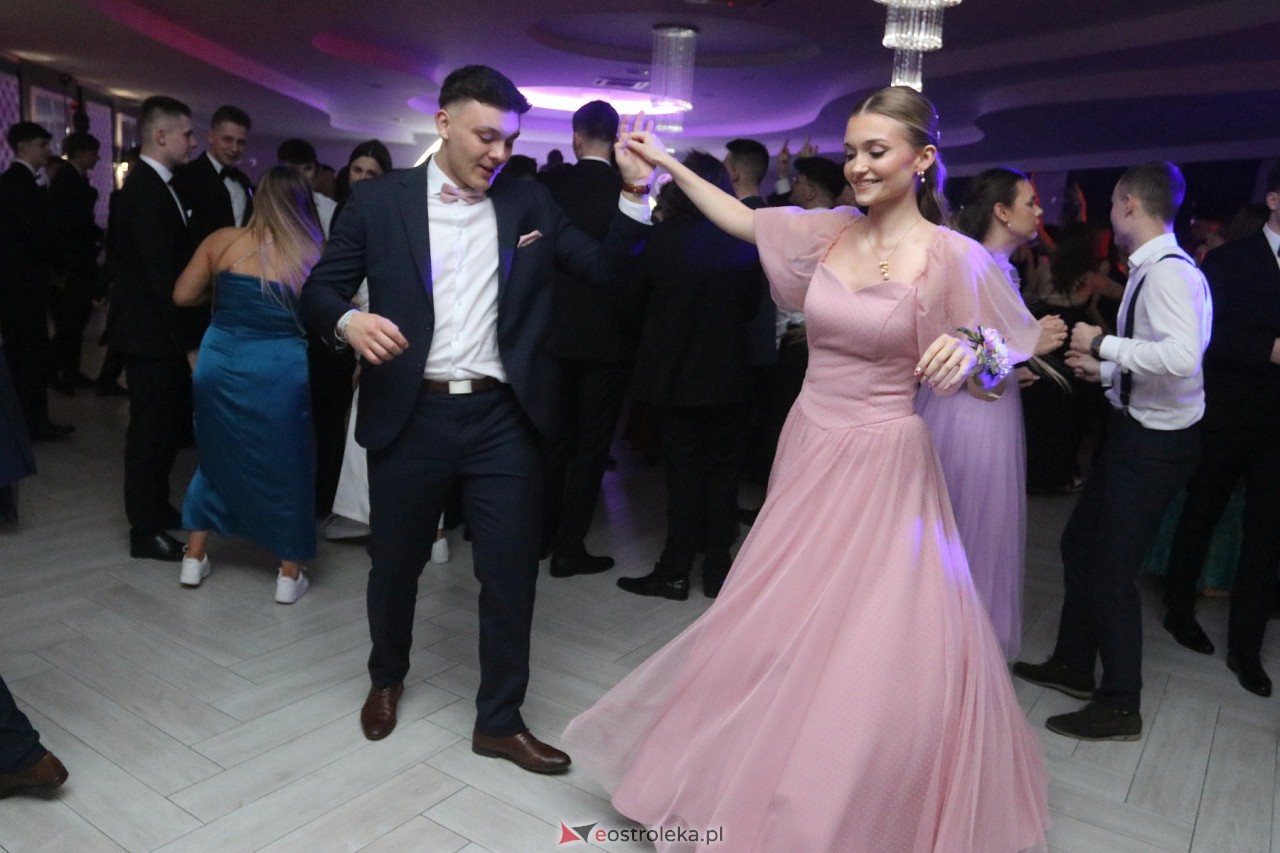 Studniówka II LO w Ostrołęce 2024 [10.02.2024] - zdjęcie #31 - eOstroleka.pl