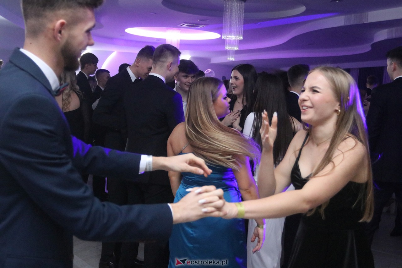 Studniówka II LO w Ostrołęce 2024 [10.02.2024] - zdjęcie #29 - eOstroleka.pl