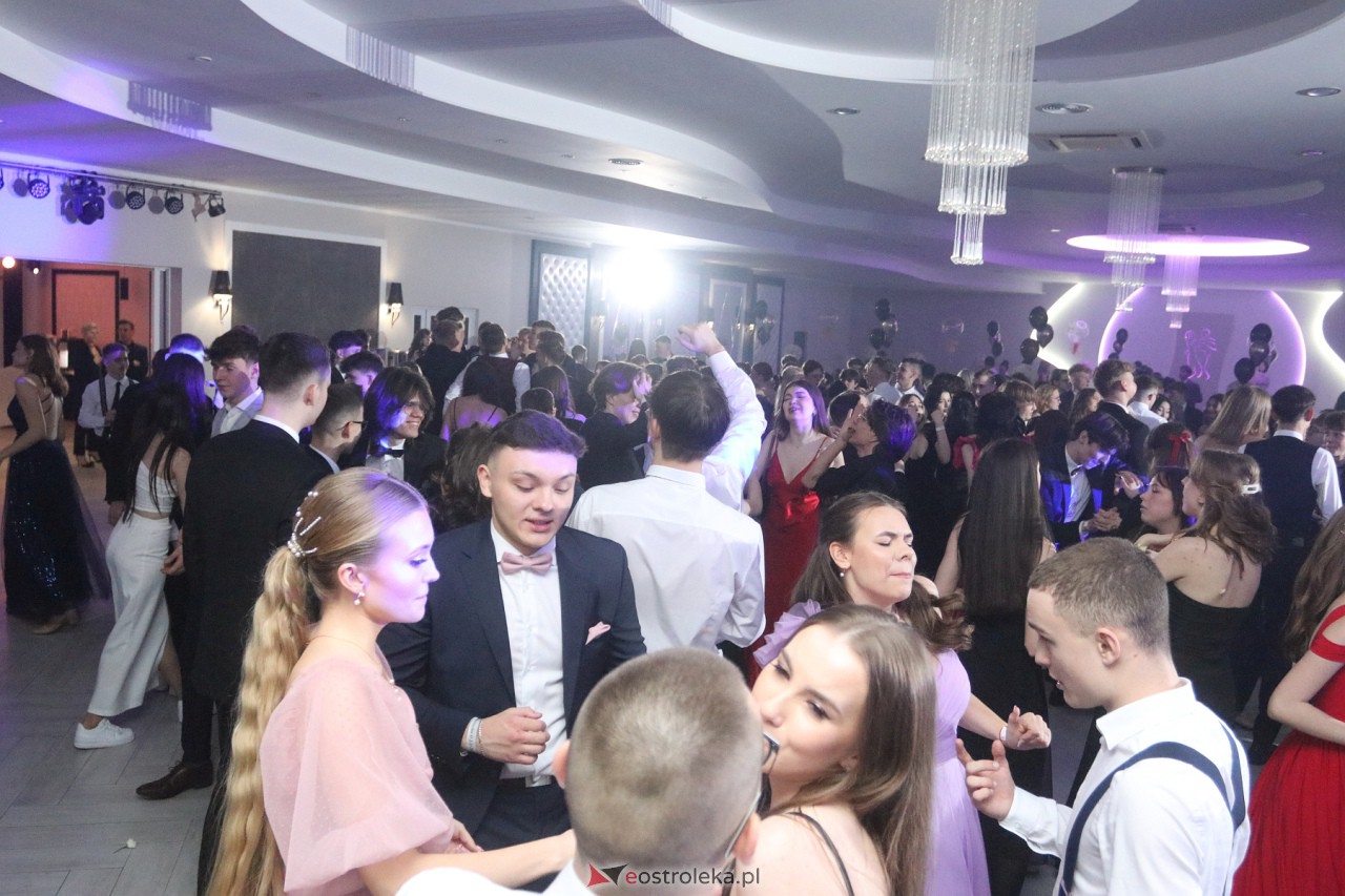 Studniówka II LO w Ostrołęce 2024 [10.02.2024] - zdjęcie #24 - eOstroleka.pl