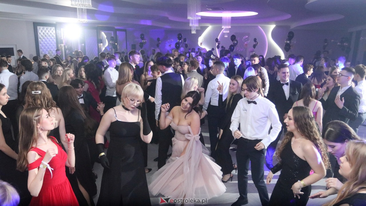 Studniówka II LO w Ostrołęce 2024 [10.02.2024] - zdjęcie #23 - eOstroleka.pl