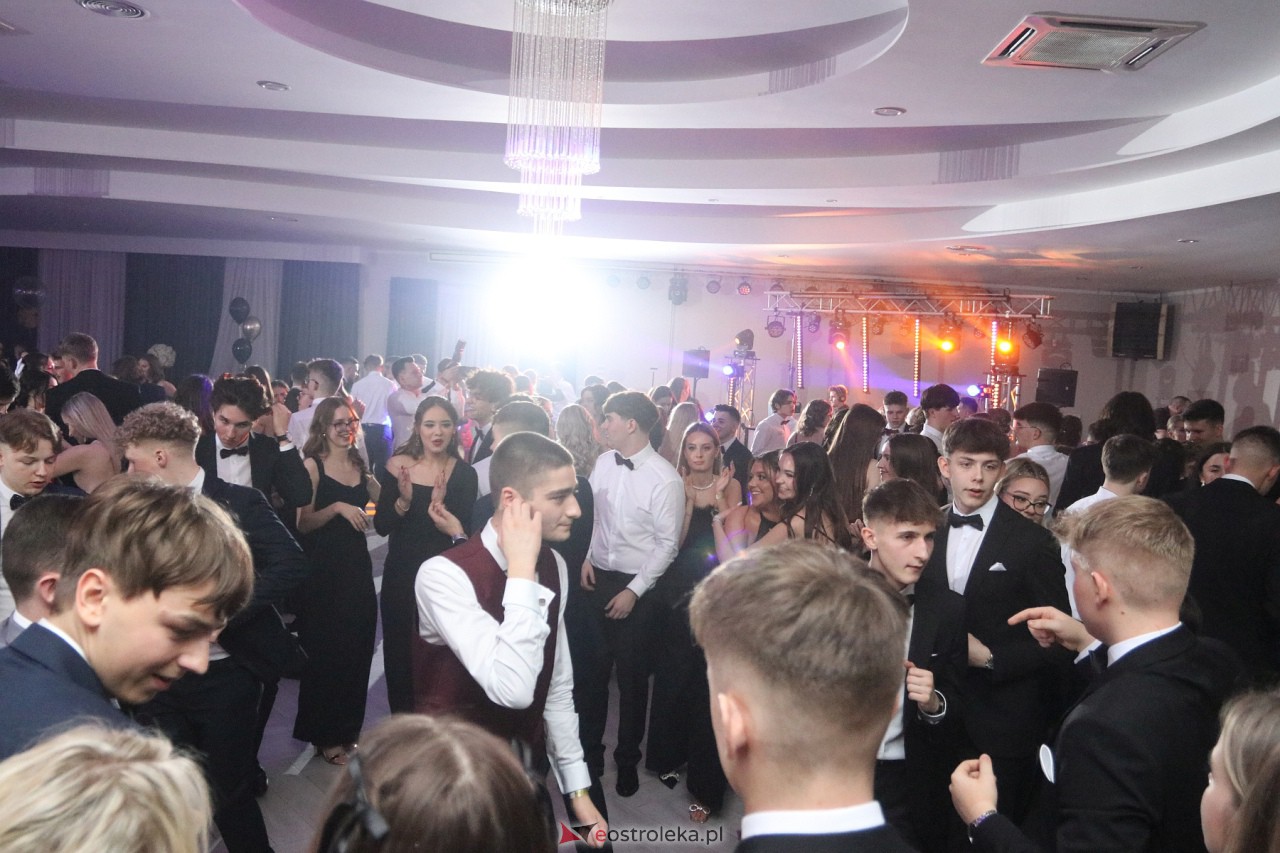 Studniówka II LO w Ostrołęce 2024 [10.02.2024] - zdjęcie #20 - eOstroleka.pl