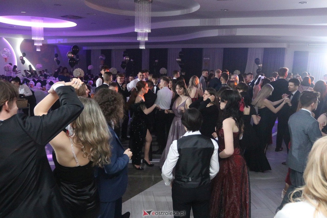 Studniówka II LO w Ostrołęce 2024 [10.02.2024] - zdjęcie #19 - eOstroleka.pl