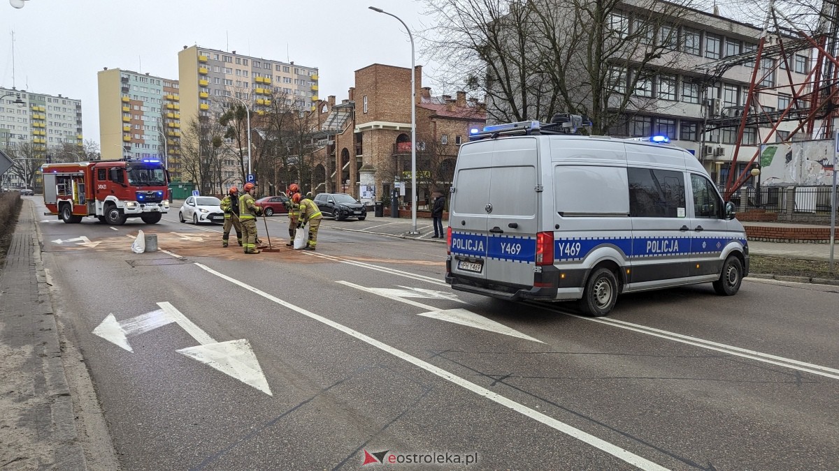 Wypadek w centrum Ostrołęki [11.02.2024] - zdjęcie #17 - eOstroleka.pl
