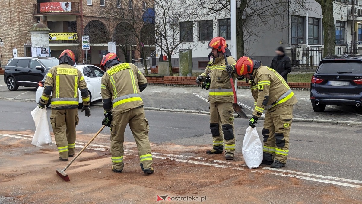 Wypadek w centrum Ostrołęki [11.02.2024] - zdjęcie #14 - eOstroleka.pl
