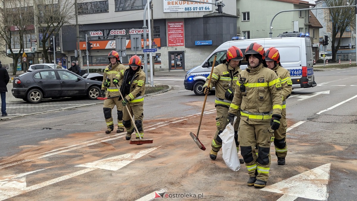 Wypadek w centrum Ostrołęki [11.02.2024] - zdjęcie #12 - eOstroleka.pl