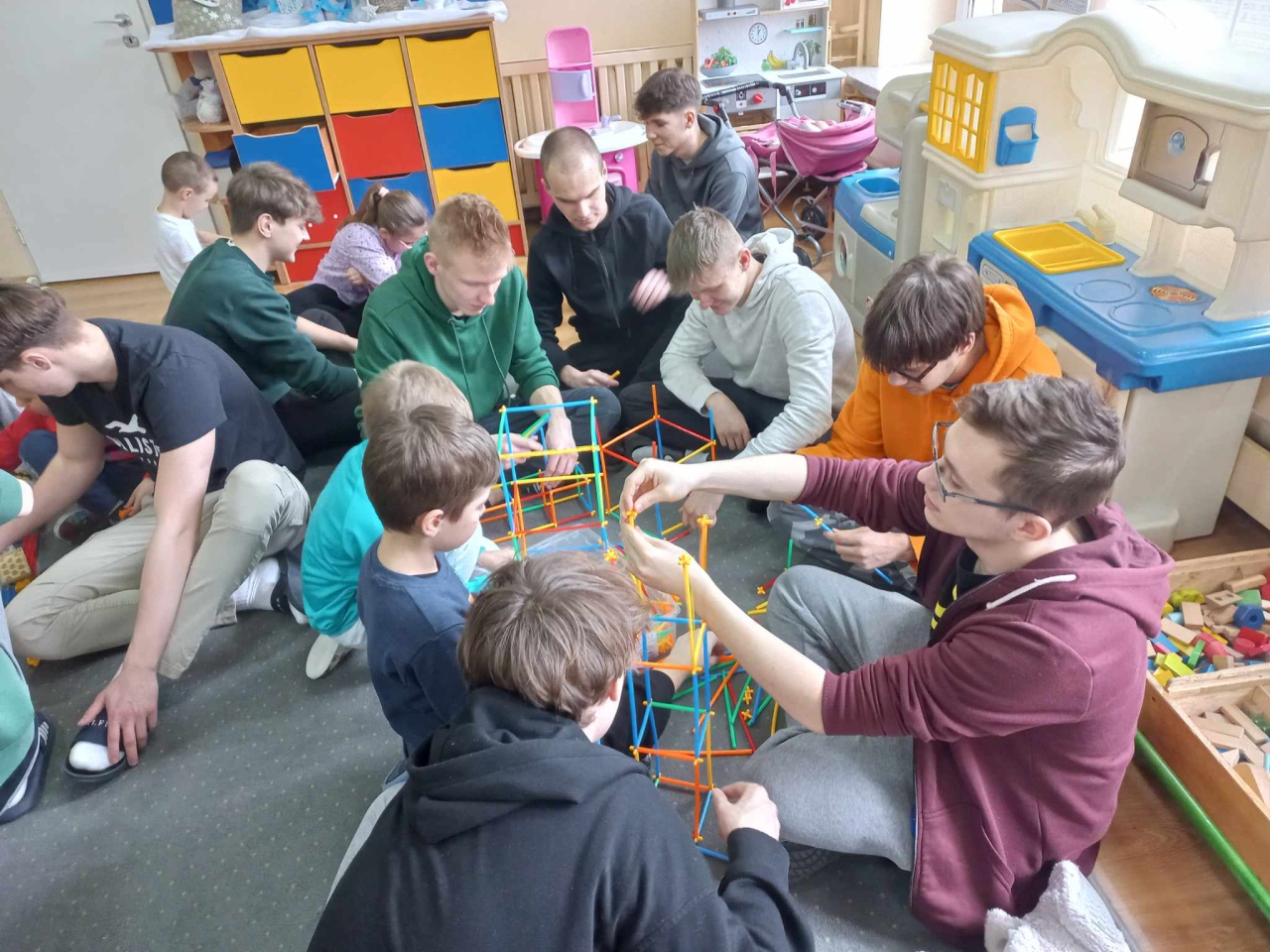 Młodsi - starszym, starci - młodszy czyli uczniowie seniorom, uczniowie przedszkolakom. Innowacja pedagogiczna ZSZ 1 w Ostrołęce - zdjęcie #17 - eOstroleka.pl