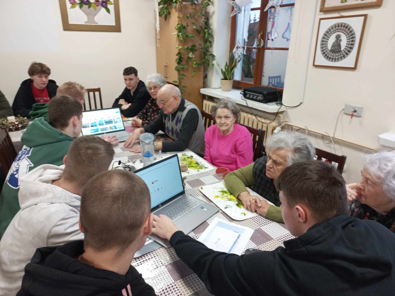 Młodsi - starszym, starci - młodszy czyli uczniowie seniorom, uczniowie przedszkolakom. Innowacja pedagogiczna ZSZ 1 w Ostrołęce - zdjęcie #13 - eOstroleka.pl