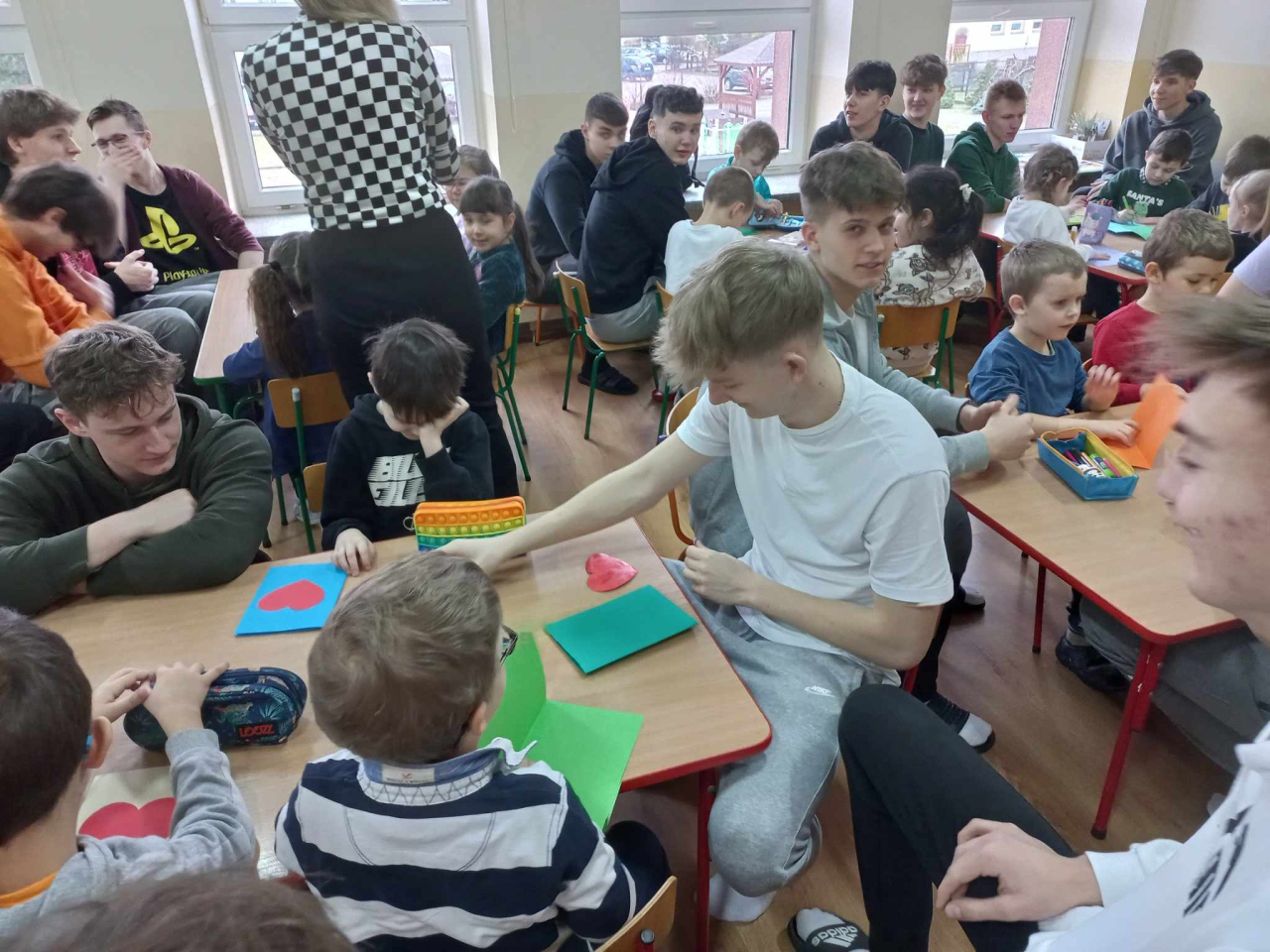 Młodsi - starszym, starci - młodszy czyli uczniowie seniorom, uczniowie przedszkolakom. Innowacja pedagogiczna ZSZ 1 w Ostrołęce - zdjęcie #8 - eOstroleka.pl