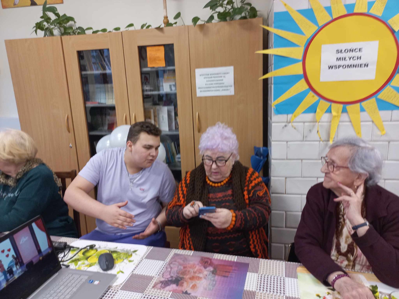 Młodsi - starszym, starci - młodszy czyli uczniowie seniorom, uczniowie przedszkolakom. Innowacja pedagogiczna ZSZ 1 w Ostrołęce - zdjęcie #3 - eOstroleka.pl