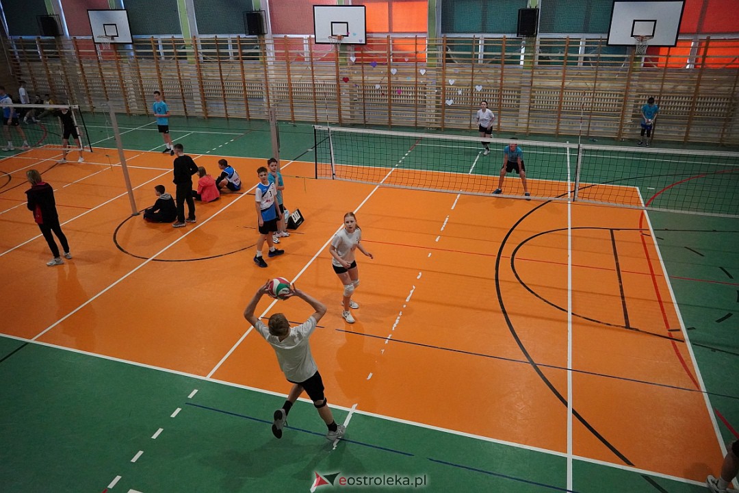 Walentynkowy turniej siatkówki w SP nr 5 [14.02.2024] - zdjęcie #42 - eOstroleka.pl