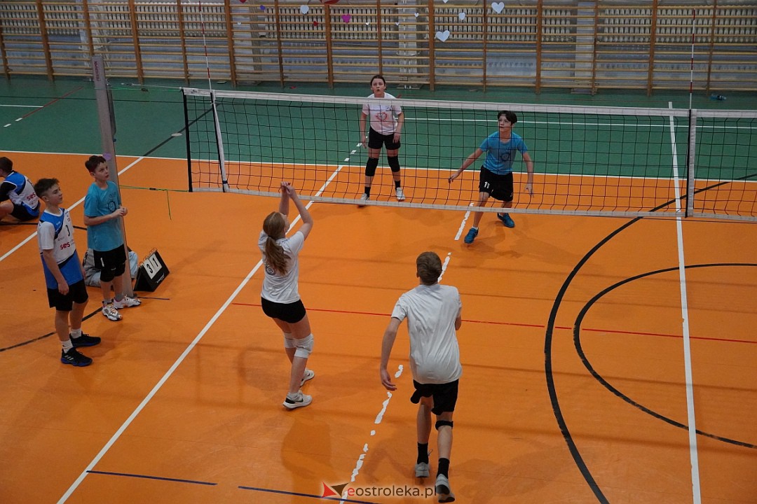 Walentynkowy turniej siatkówki w SP nr 5 [14.02.2024] - zdjęcie #39 - eOstroleka.pl