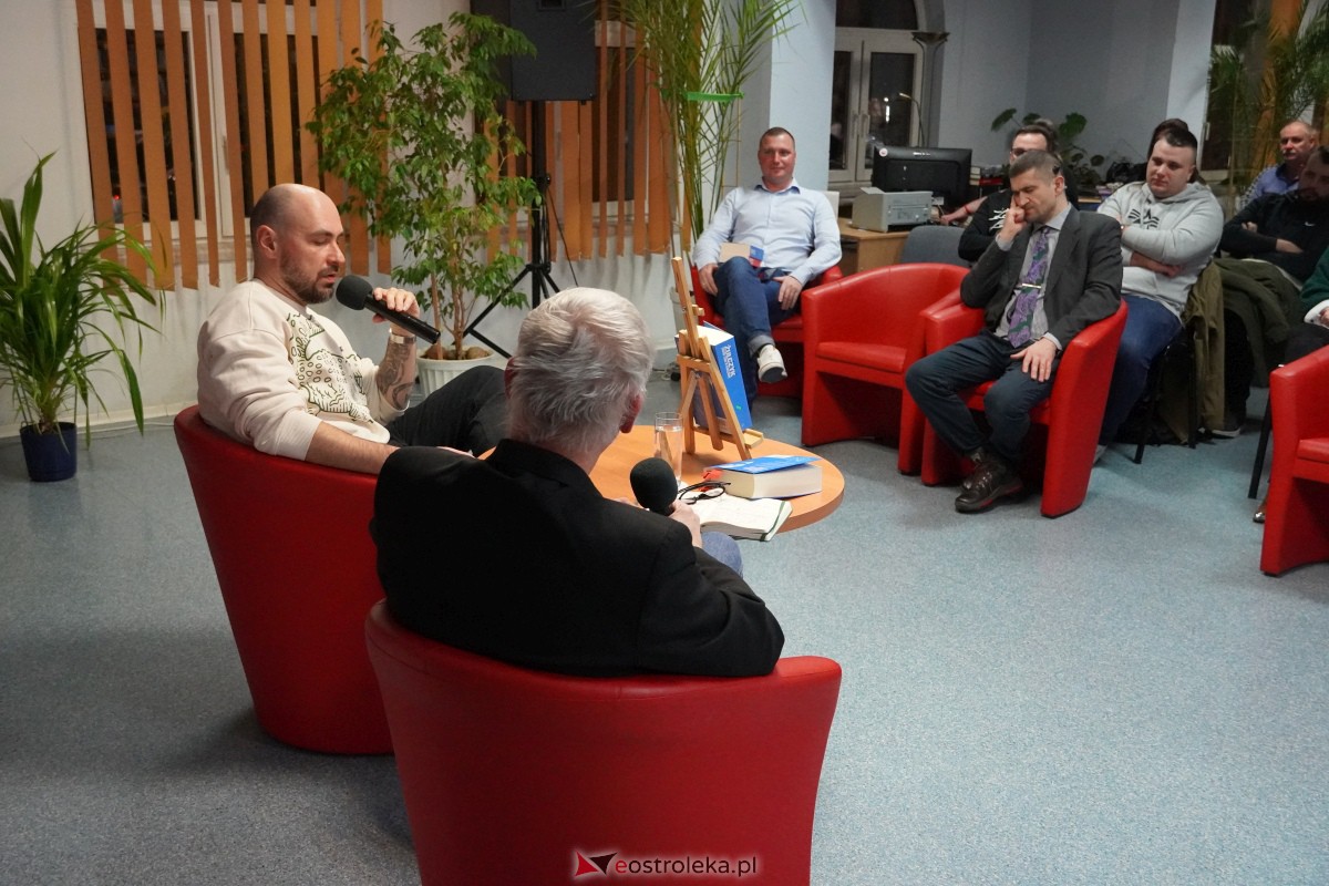 Jakub Żulczyk w Ostrołęce: Dawno temu w Warszawie i sekrety pisania bestsellerów [20.02.2024] - zdjęcie #11 - eOstroleka.pl