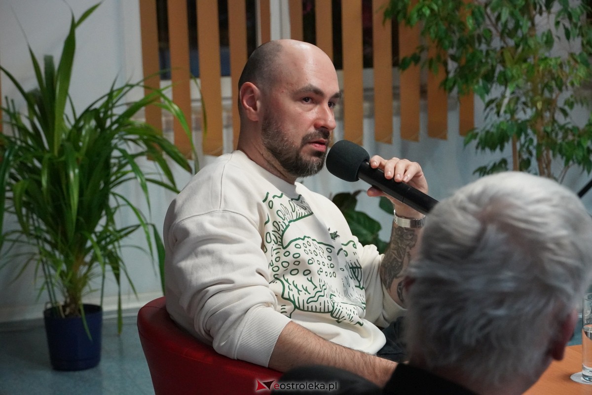 Jakub Żulczyk w Ostrołęce: Dawno temu w Warszawie i sekrety pisania bestsellerów [20.02.2024] - zdjęcie #10 - eOstroleka.pl