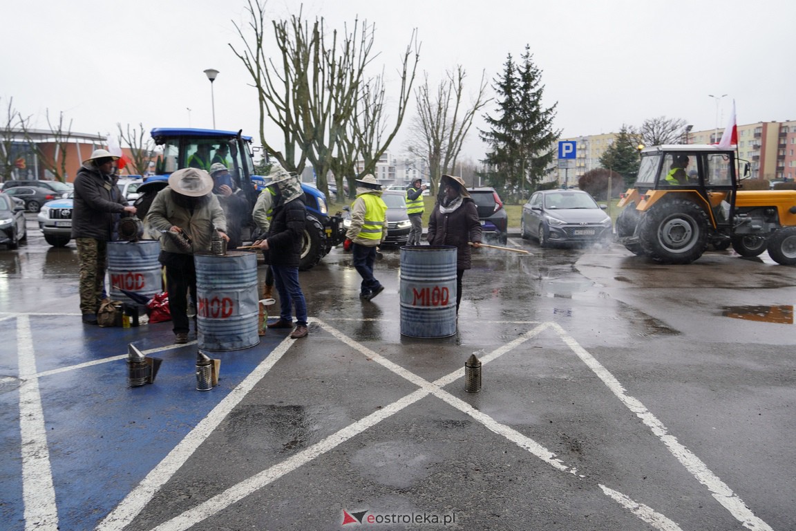 Akcja protestacyjna pszczelarzy w Ostrołęce [21.02.2024] - zdjęcie #14 - eOstroleka.pl