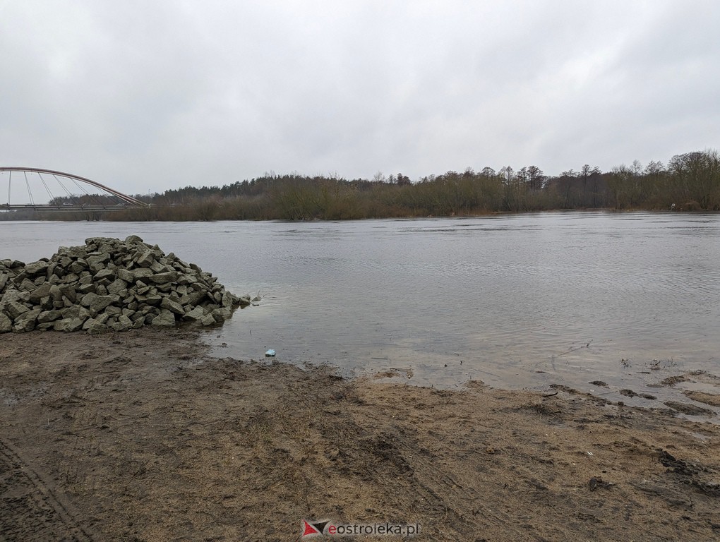 Rzeka Narew w Ostrołęce [21.02.2024] - zdjęcie #9 - eOstroleka.pl