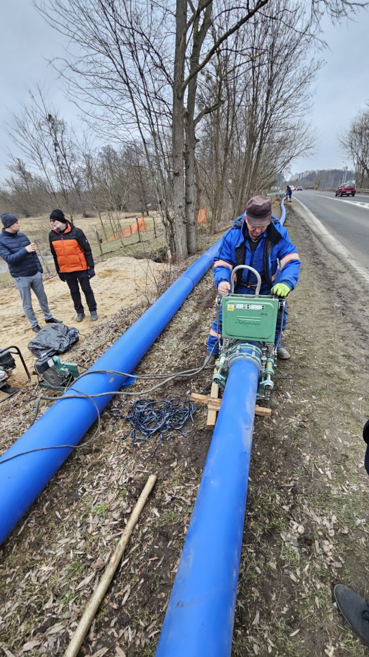 Budowa sieci wodociągowej przy ul. Warszawskiej na finiszu. Mieszkańcy osiedla Leśne odetchną z ulgą [22.02.2024] - zdjęcie #1 - eOstroleka.pl