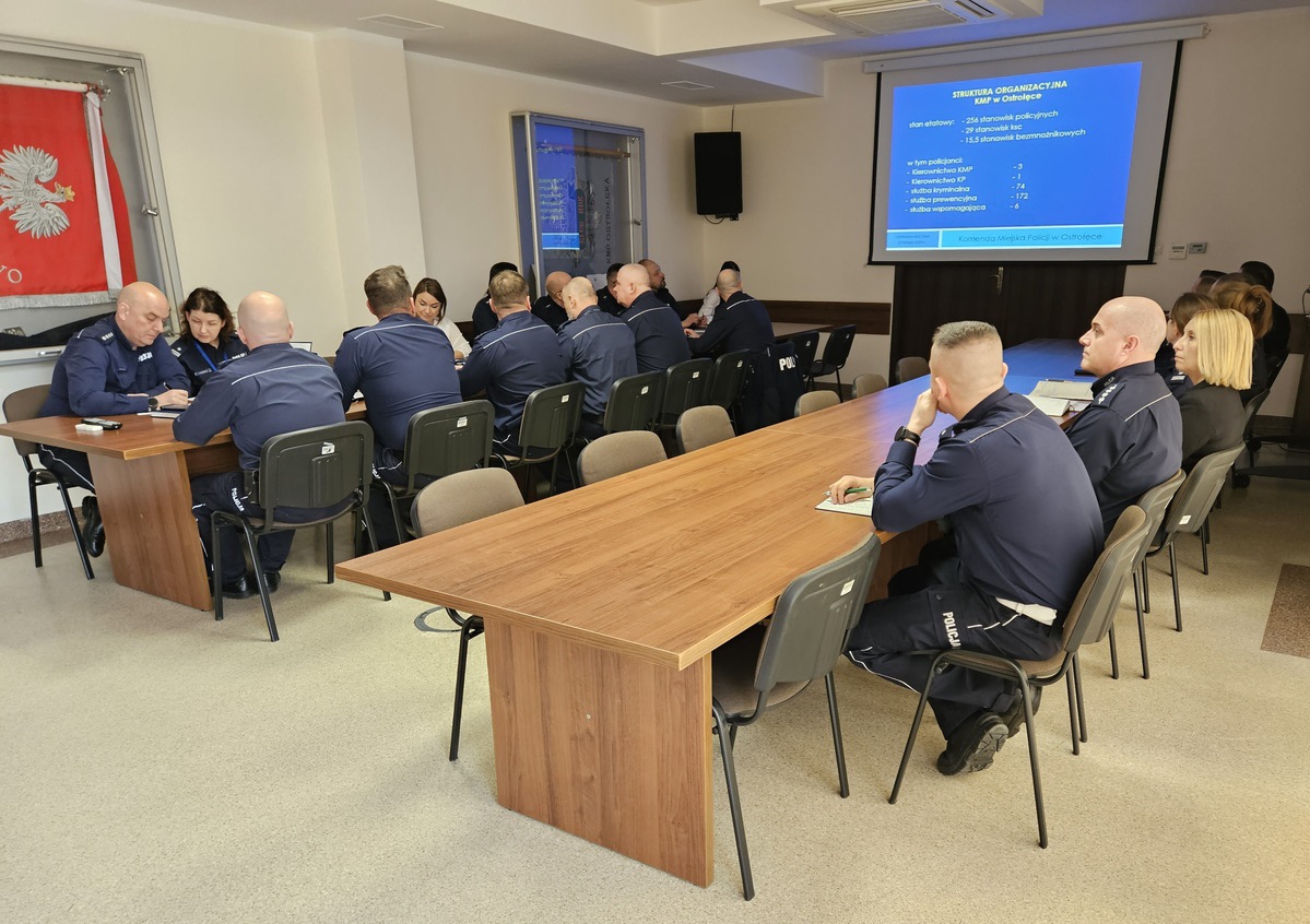Odprawa roczna w KMP w Ostrołęce [23.02.2024] - zdjęcie #3 - eOstroleka.pl