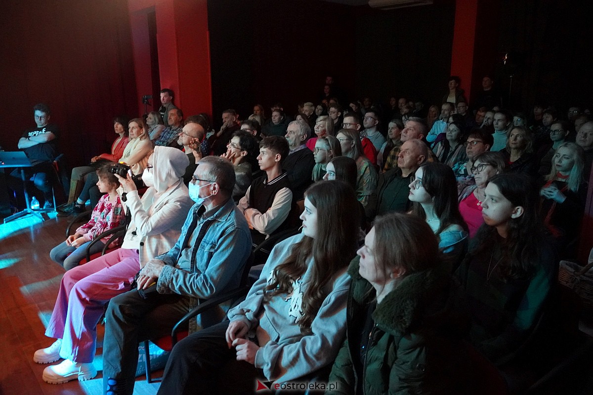 Spektakl “Pierwsza lepsza” w Klubie Oczko [23.02.2024] - zdjęcie #14 - eOstroleka.pl