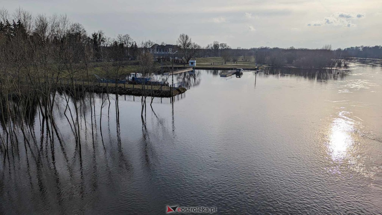 Wysoki stan rzeki Narew [25.02.2024] - zdjęcie #58 - eOstroleka.pl