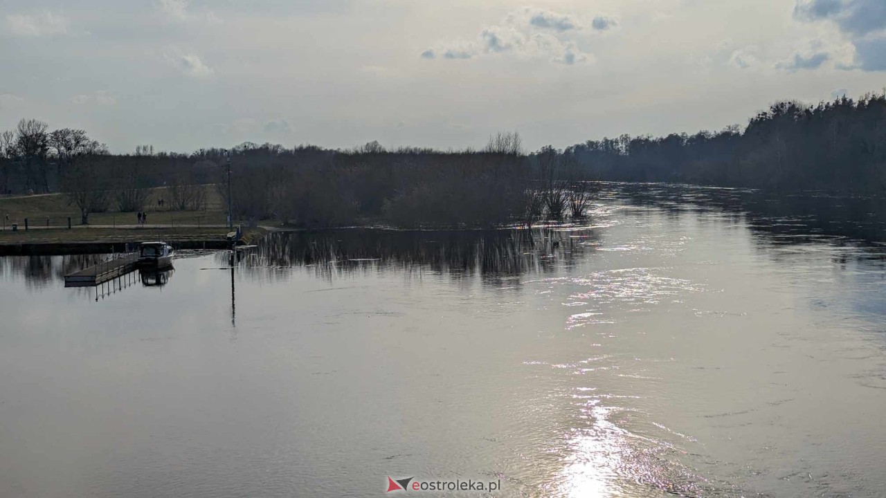 Wysoki stan rzeki Narew [25.02.2024] - zdjęcie #11 - eOstroleka.pl