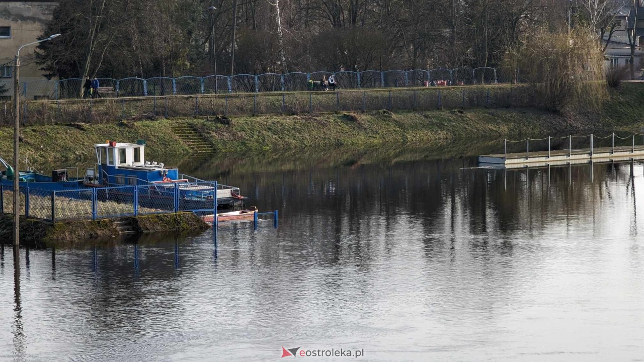 Wysoki stan rzeki Narew [25.02.2024] - zdjęcie #1 - eOstroleka.pl