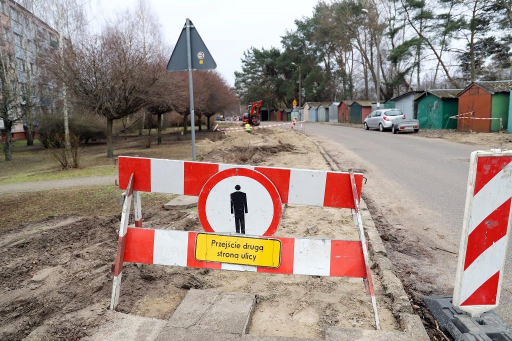 Budujemy ścieżkę pieszo-rowerową przy ulicy Modrzejewskiej - zdjęcie #1 - eOstroleka.pl