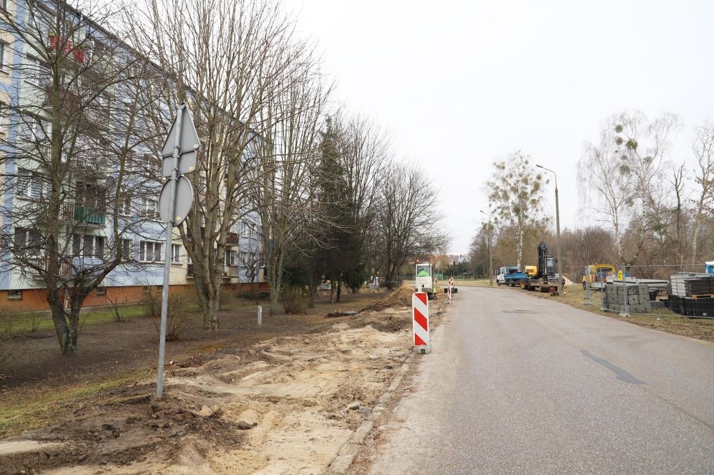 Budujemy ścieżkę pieszo-rowerową przy ulicy Modrzejewskiej - zdjęcie #6 - eOstroleka.pl