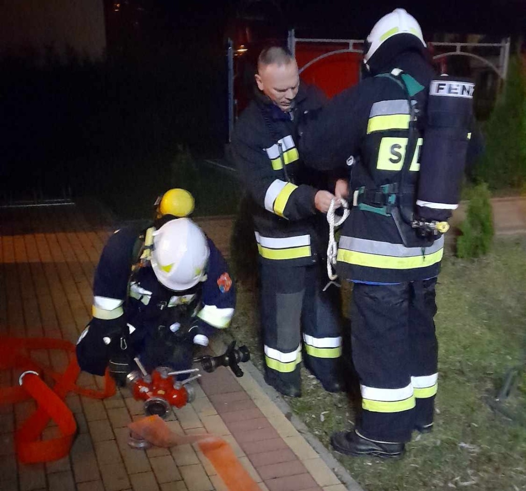 Strażacy z Brodowych Łąk ćwiczą gaszenie pożaru budynku mieszkalnego [28.02.2024] - zdjęcie #4 - eOstroleka.pl