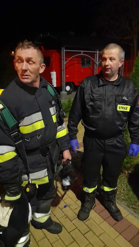 Strażacy z Brodowych Łąk ćwiczą gaszenie pożaru budynku mieszkalnego [28.02.2024] - zdjęcie #5 - eOstroleka.pl