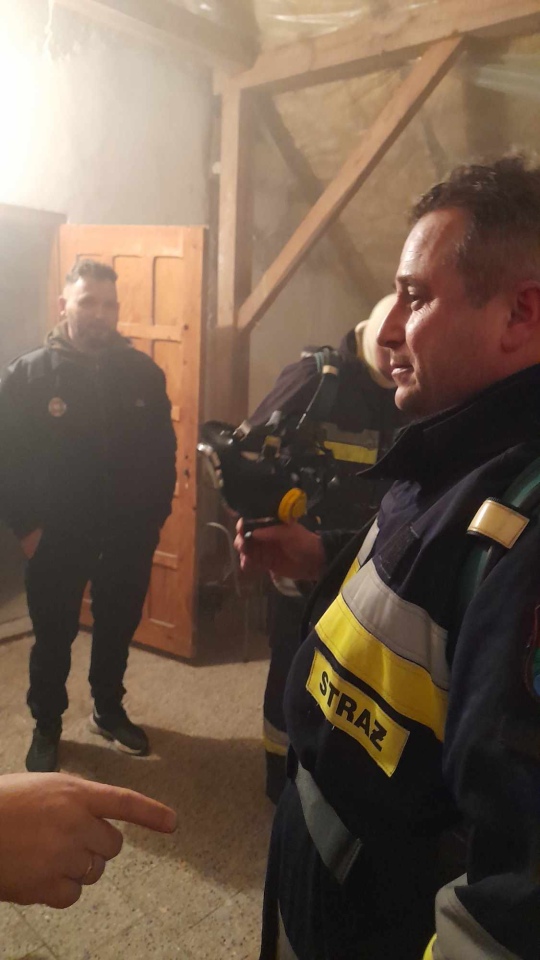 Strażacy z Brodowych Łąk ćwiczą gaszenie pożaru budynku mieszkalnego [28.02.2024] - zdjęcie #1 - eOstroleka.pl