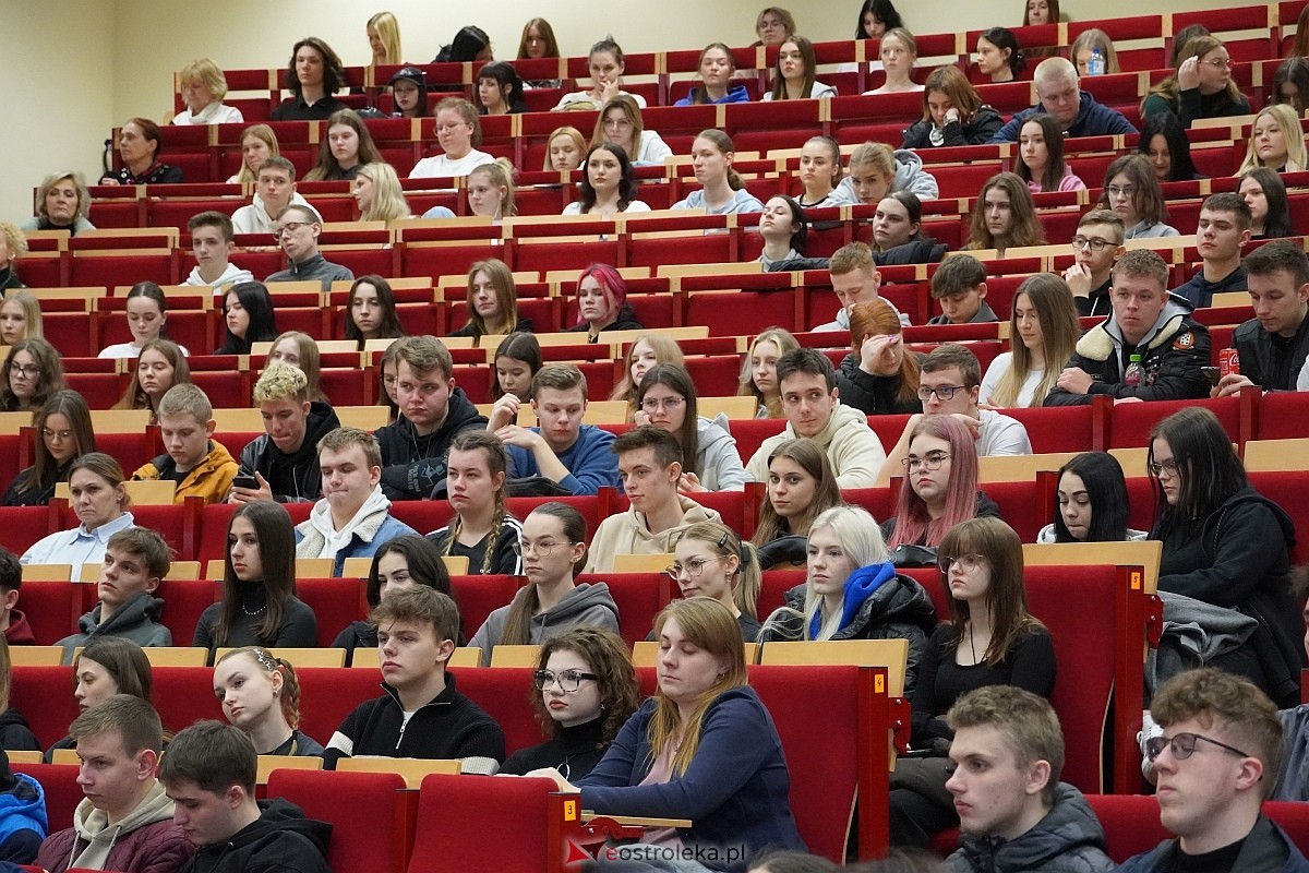 Sympozjum Dezinformacja obrazem w Wyższej Szkole Administracji Publicznej w Ostrołęce [29.02.2024] - zdjęcie #15 - eOstroleka.pl