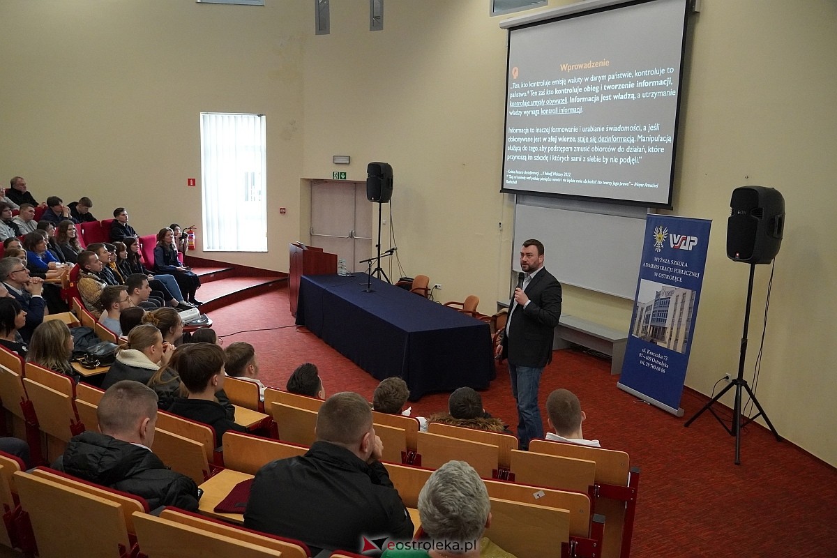 Sympozjum Dezinformacja obrazem w Wyższej Szkole Administracji Publicznej w Ostrołęce [29.02.2024] - zdjęcie #5 - eOstroleka.pl