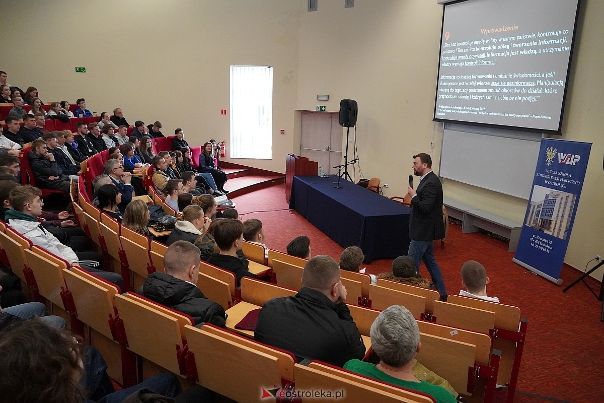 Sympozjum Dezinformacja obrazem w Wyższej Szkole Administracji Publicznej w Ostrołęce [29.02.2024] - zdjęcie #4 - eOstroleka.pl