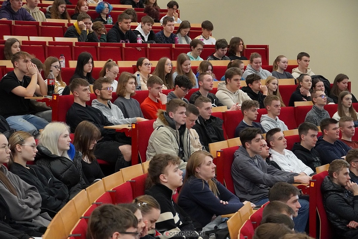 Sympozjum Dezinformacja obrazem w Wyższej Szkole Administracji Publicznej w Ostrołęce [29.02.2024] - zdjęcie #2 - eOstroleka.pl