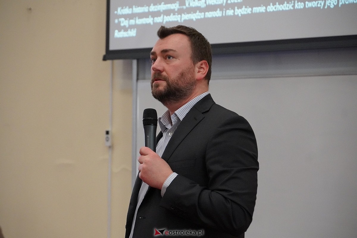 Sympozjum Dezinformacja obrazem w Wyższej Szkole Administracji Publicznej w Ostrołęce [29.02.2024] - zdjęcie #1 - eOstroleka.pl