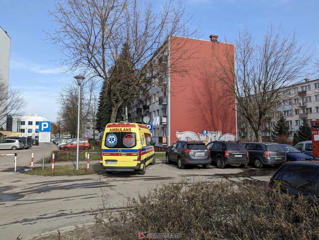 Akcja ratunkowa w bloku przy 11 Listopada [01.03.2024] - zdjęcie #4 - eOstroleka.pl