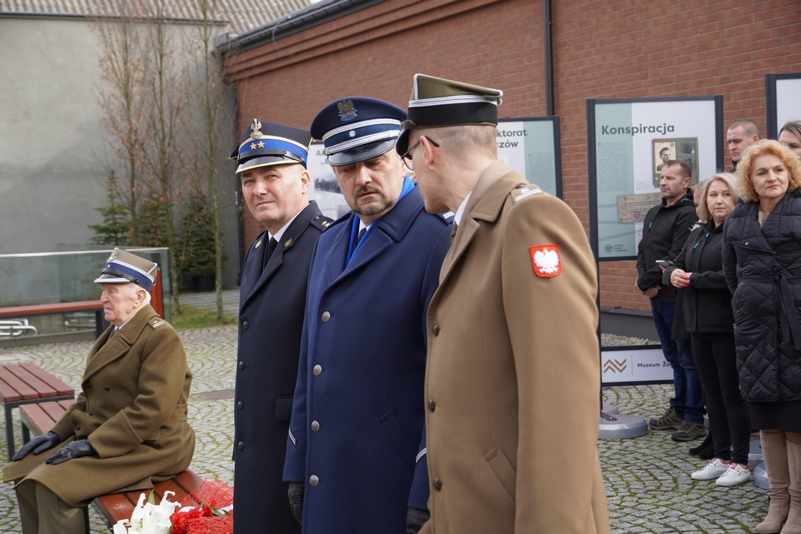 Uroczysty apel z okazji Narodowego Dnia Pamięci Żołnierzy Wyklętych w MŻW [1.03.2024] - zdjęcie #66 - eOstroleka.pl