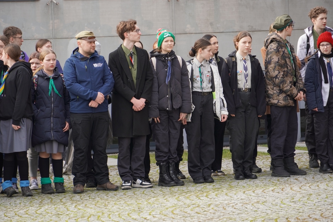 Uroczysty apel z okazji Narodowego Dnia Pamięci Żołnierzy Wyklętych w MŻW [1.03.2024] - zdjęcie #59 - eOstroleka.pl