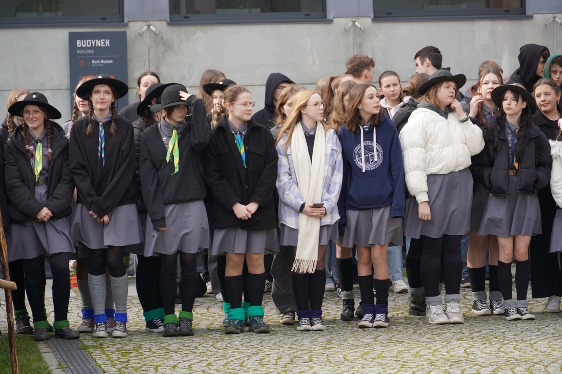 Uroczysty apel z okazji Narodowego Dnia Pamięci Żołnierzy Wyklętych w MŻW [1.03.2024] - zdjęcie #57 - eOstroleka.pl