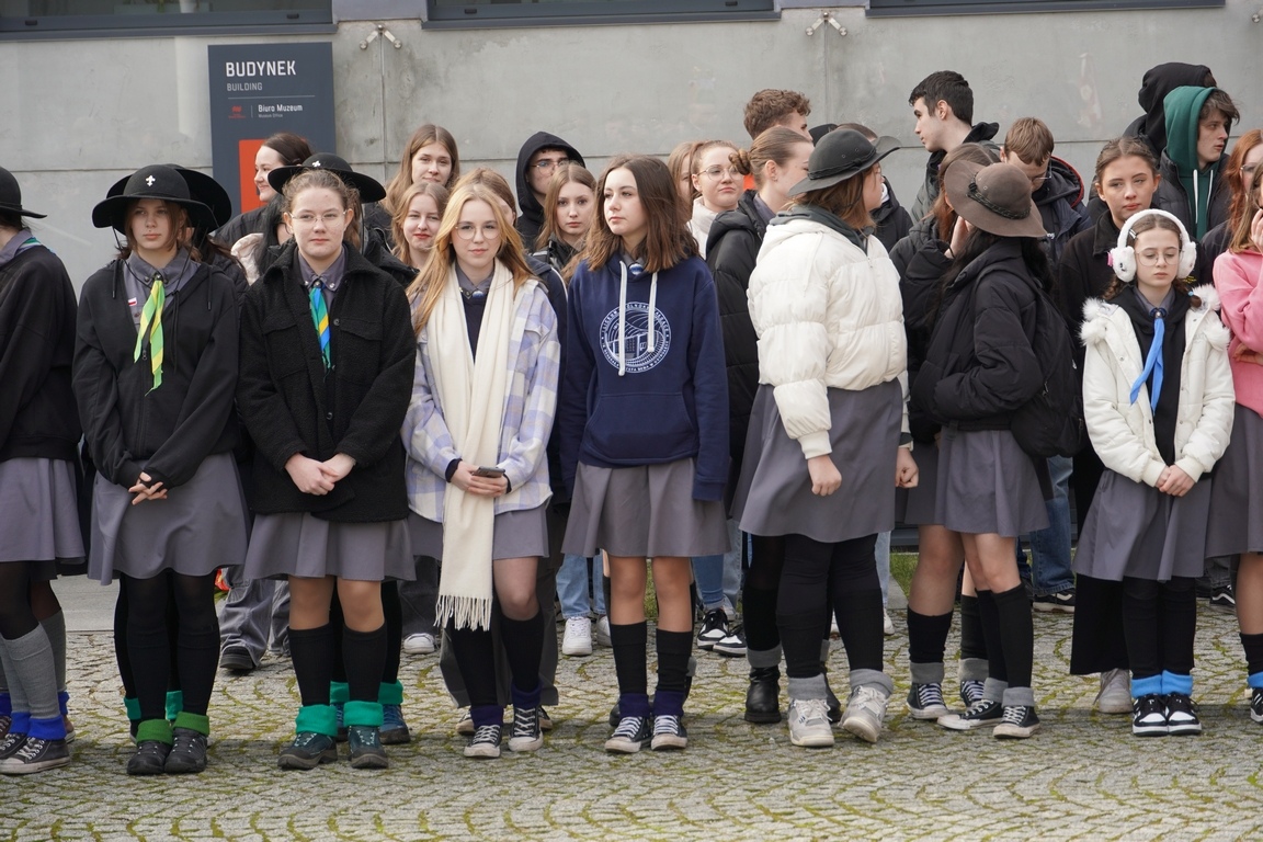 Uroczysty apel z okazji Narodowego Dnia Pamięci Żołnierzy Wyklętych w MŻW [1.03.2024] - zdjęcie #53 - eOstroleka.pl