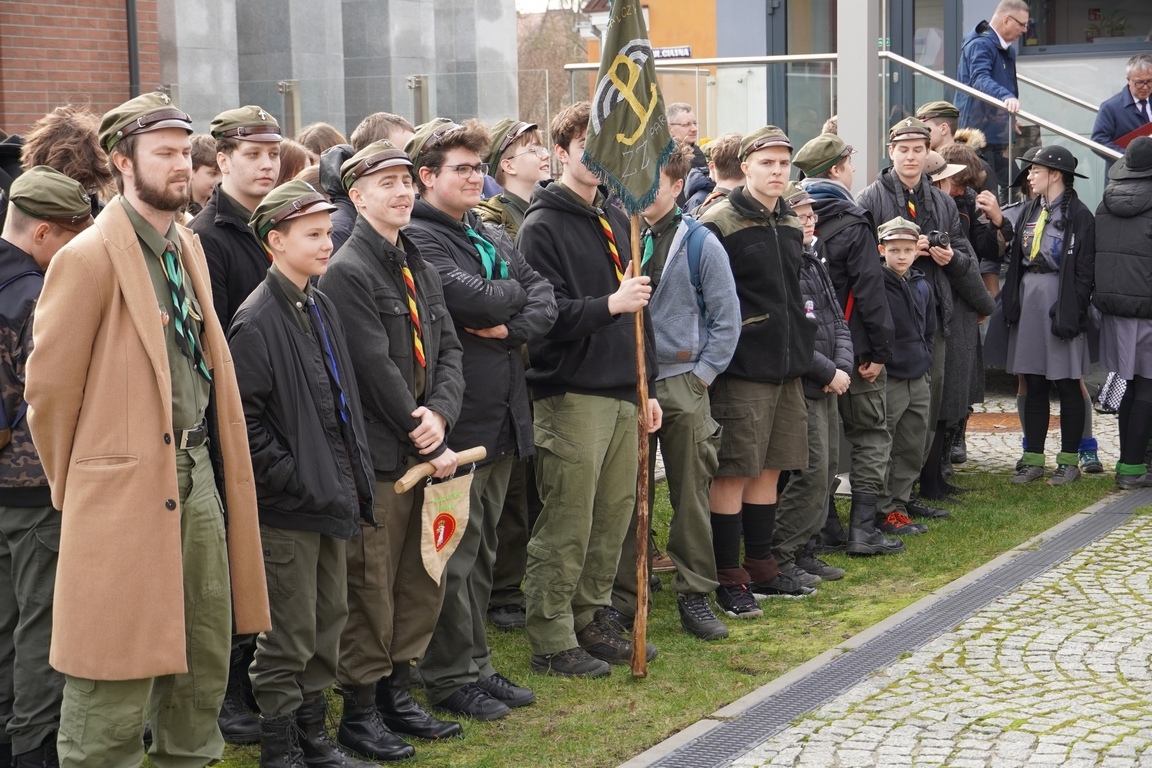 Uroczysty apel z okazji Narodowego Dnia Pamięci Żołnierzy Wyklętych w MŻW [1.03.2024] - zdjęcie #52 - eOstroleka.pl