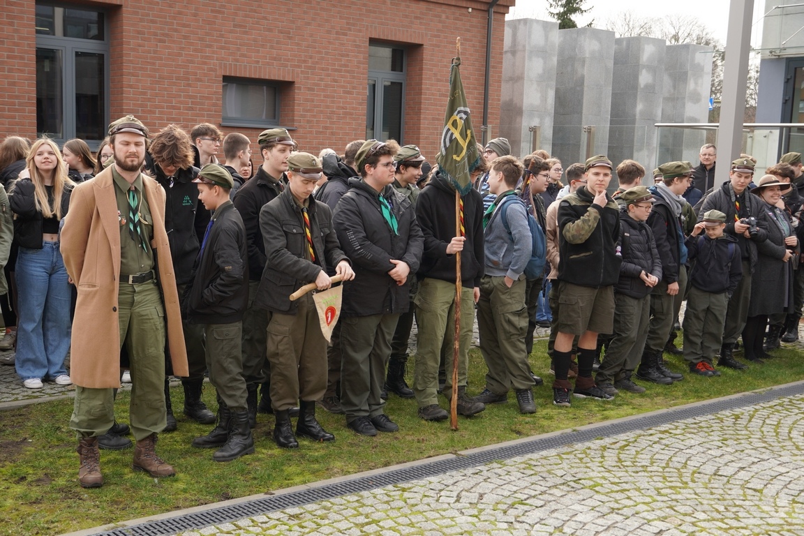 Uroczysty apel z okazji Narodowego Dnia Pamięci Żołnierzy Wyklętych w MŻW [1.03.2024] - zdjęcie #46 - eOstroleka.pl