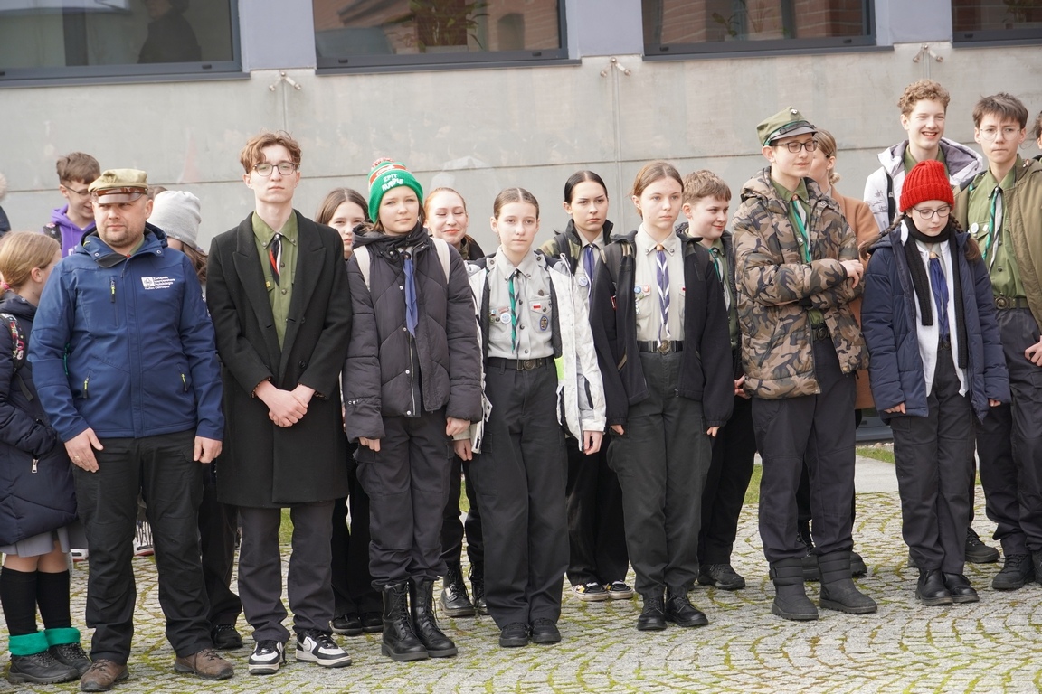Uroczysty apel z okazji Narodowego Dnia Pamięci Żołnierzy Wyklętych w MŻW [1.03.2024] - zdjęcie #45 - eOstroleka.pl