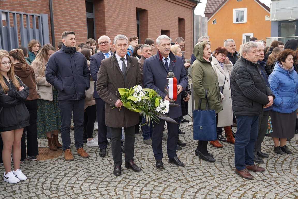 Uroczysty apel z okazji Narodowego Dnia Pamięci Żołnierzy Wyklętych w MŻW [1.03.2024] - zdjęcie #42 - eOstroleka.pl